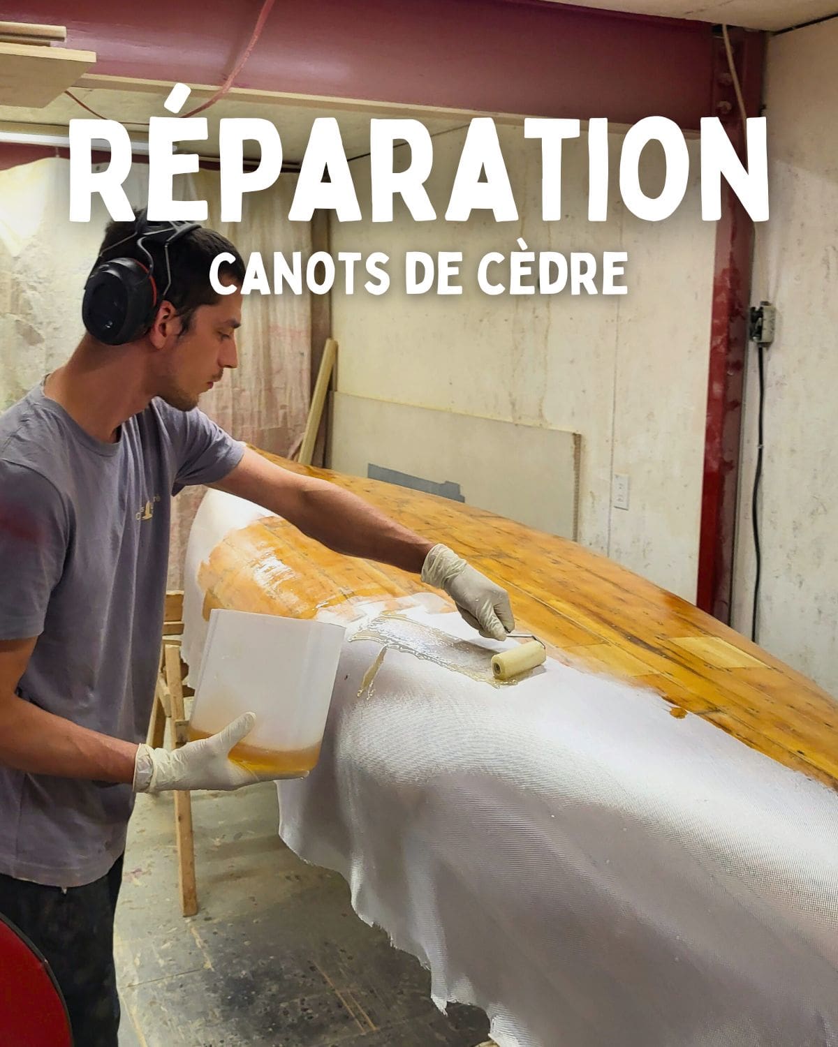 Pose d'une toile de fibre de verre sur un canot de cèdre
