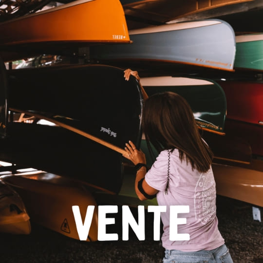 Mur de canots colorés chez Canots Légaré