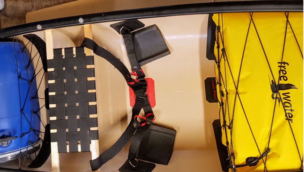 Montage d'un canot solo pour l'eau vive avec un banc vue de haut