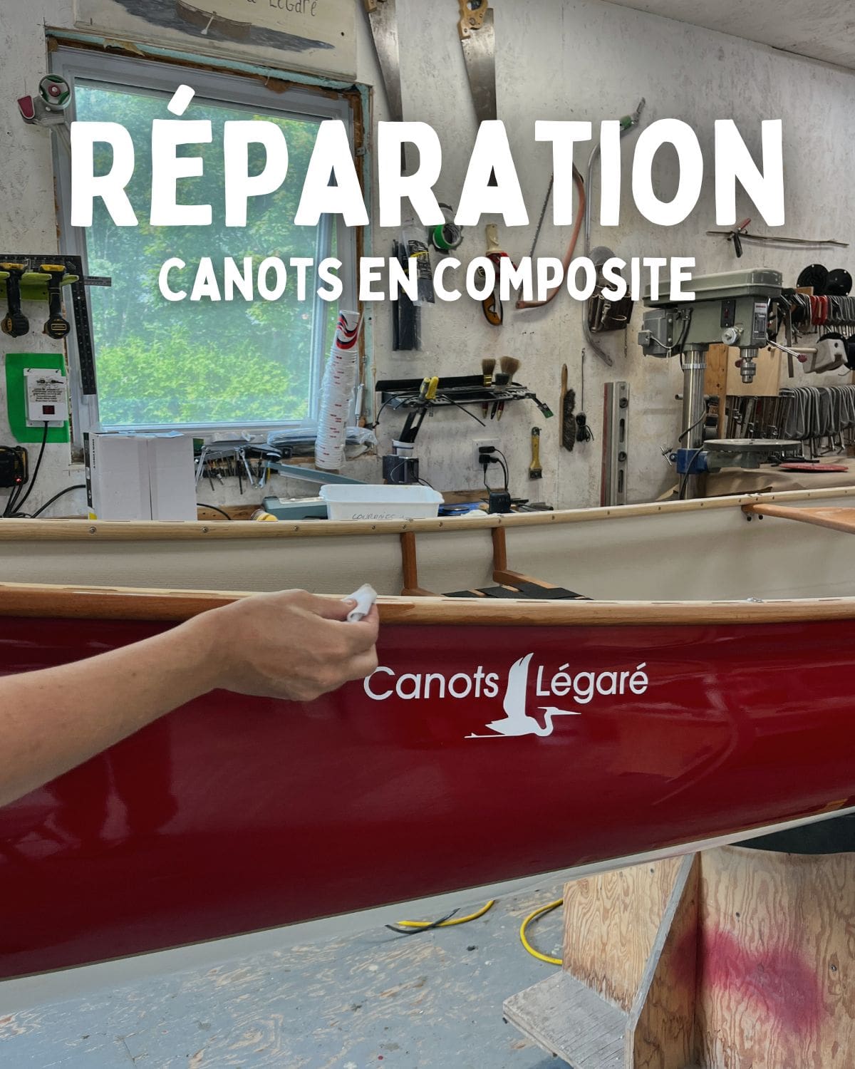 Entretien des plats-bords en bois sur un canot en composite dans l'atelier