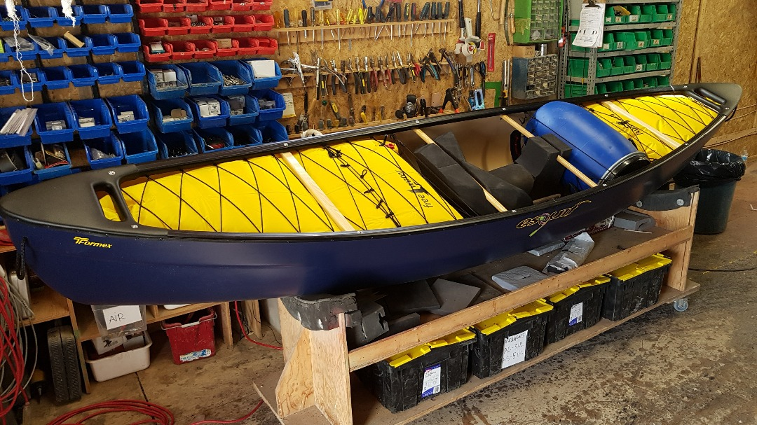 Canot monté pour l'eau vive dans l'atelier Canots Légaré