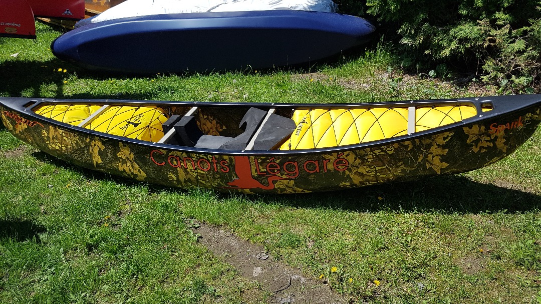 Canot solo monté pour l'eau vive avec selle et cage à ballons